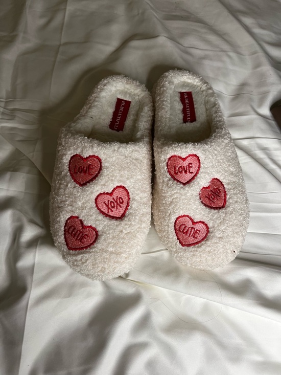 HL Beautiful Shoes - White Fuzzy Heart Patch Slippers